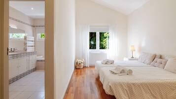 5 bedrooms, iron/ironing board, free WiFi, bed sheets