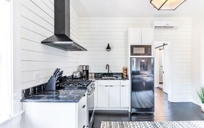 Kylskåp, mikrovågsugn, ugn och spishäll