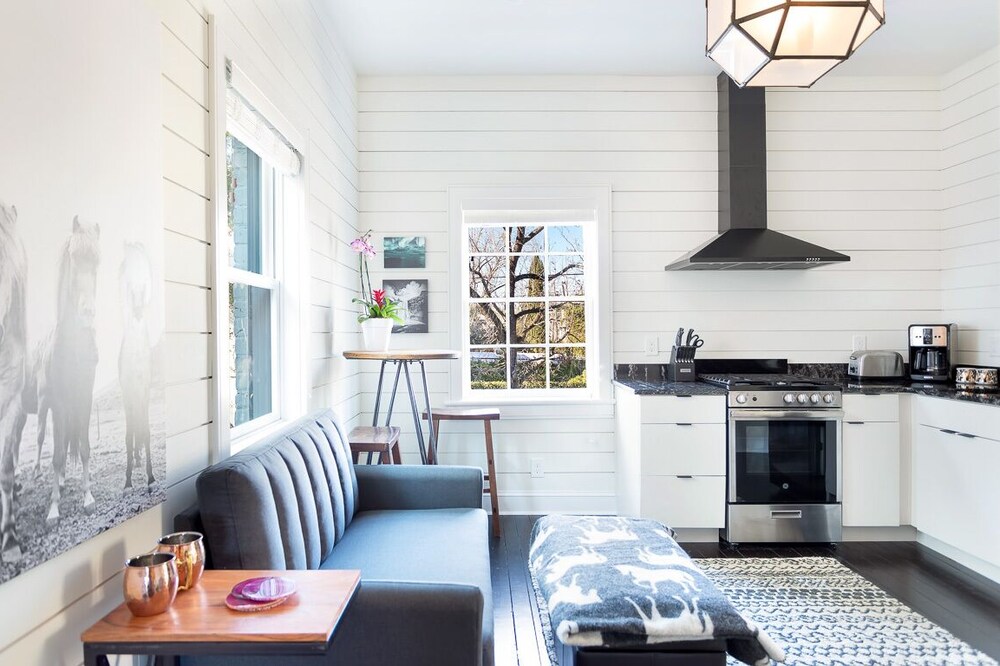 Modern Farmhouse Style, 1 Block from Forsyth Park by Lucky Savannah