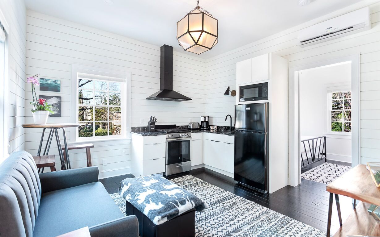 Modern Farmhouse Style, 1 Block from Forsyth Park by Lucky Savannah