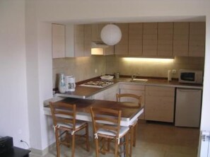 ثلاجة، ميكروويف، فرن، موقد طهي مسطح