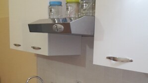 Eine Küche mit Gaskochfeld, Spüle und Schränken.