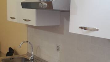 Frigorifero, forno, piano cottura, macchina per tè/caffè