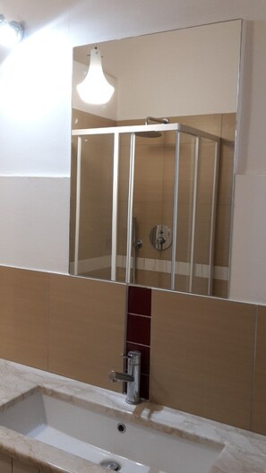 Dusche, Haartrockner, Bidet, Handtücher