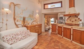 LCD TV, fireplace, DVD player, stereo - Sea Shell Cottage by the Sea at Capo Coda Cavallo San Teodoro (Capo Coda Cavallo)