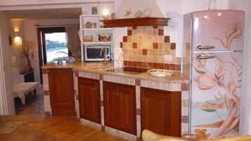 Réfrigérateur, micro-ondes, four, plaque de cuisson