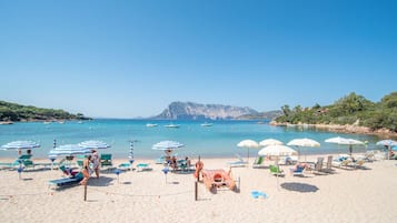 Plage à proximité, chaises longues