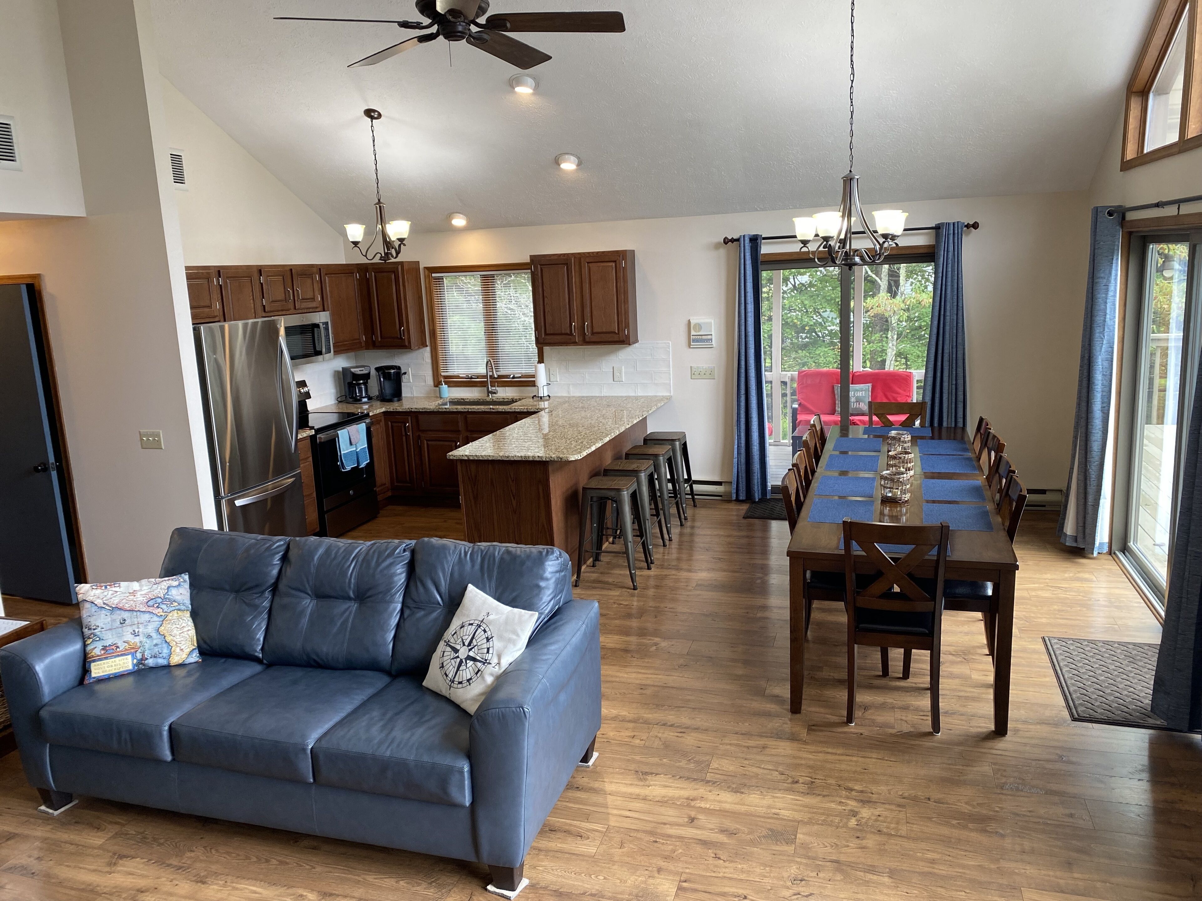 ADVENTURE AWAITS! Sleeps 14, Hot Tub, & Game Room
