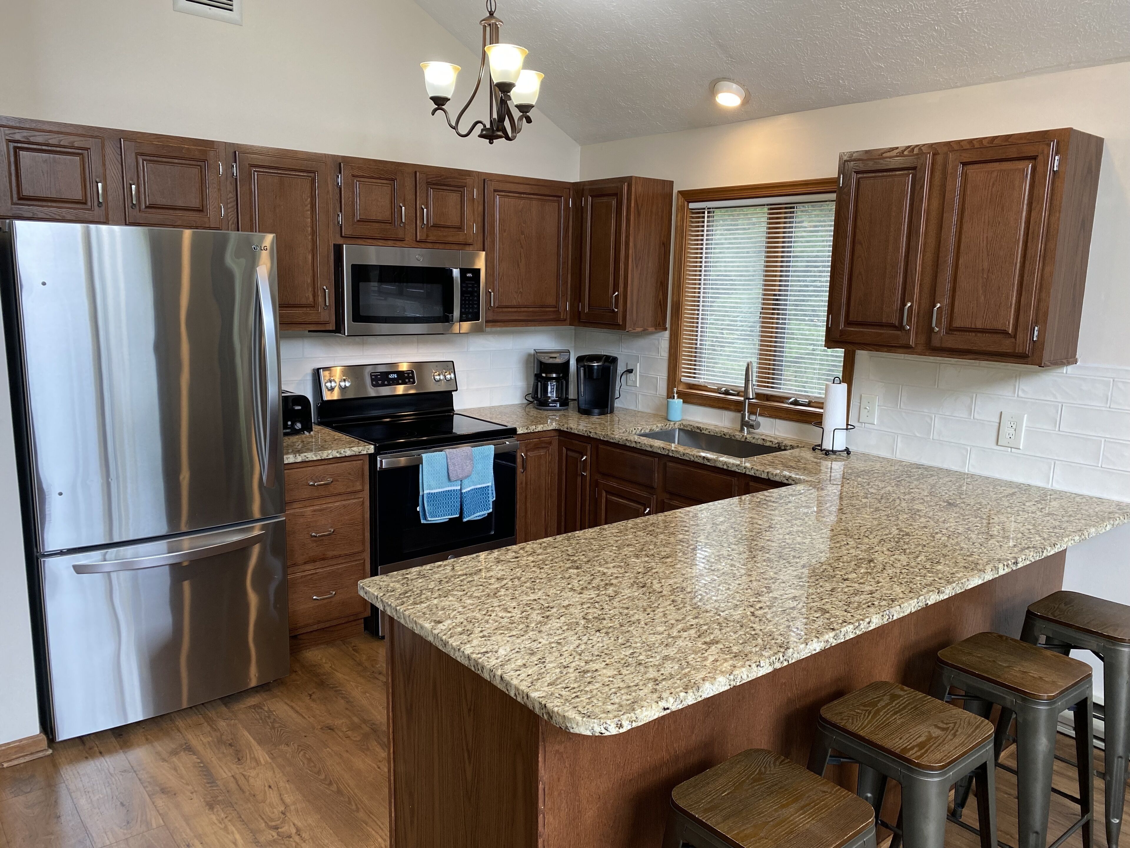 ADVENTURE AWAITS! Sleeps 14, Hot Tub, & Game Room