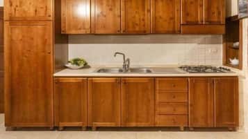 Frigorífico, placa de cocina y cafetera o tetera