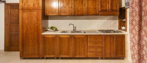 Fridge, stovetop, coffee/tea maker