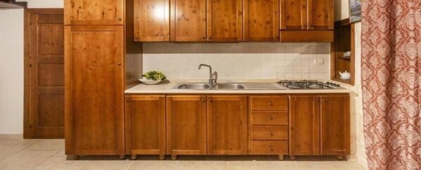 Fridge, stovetop, coffee/tea maker