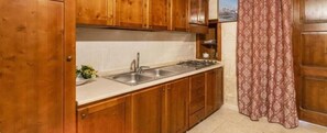 Refrigerador, parrilla de estufa y cafetera y tetera 