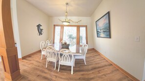 Dining - Beautiful Secluded Canalfront Home. Access to Private Beaches and Marina (Kitty Hawk)