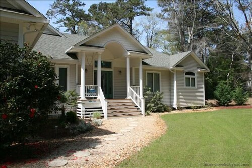 Beautiful Secluded Canalfront Home. Access to Private Beaches and Marina