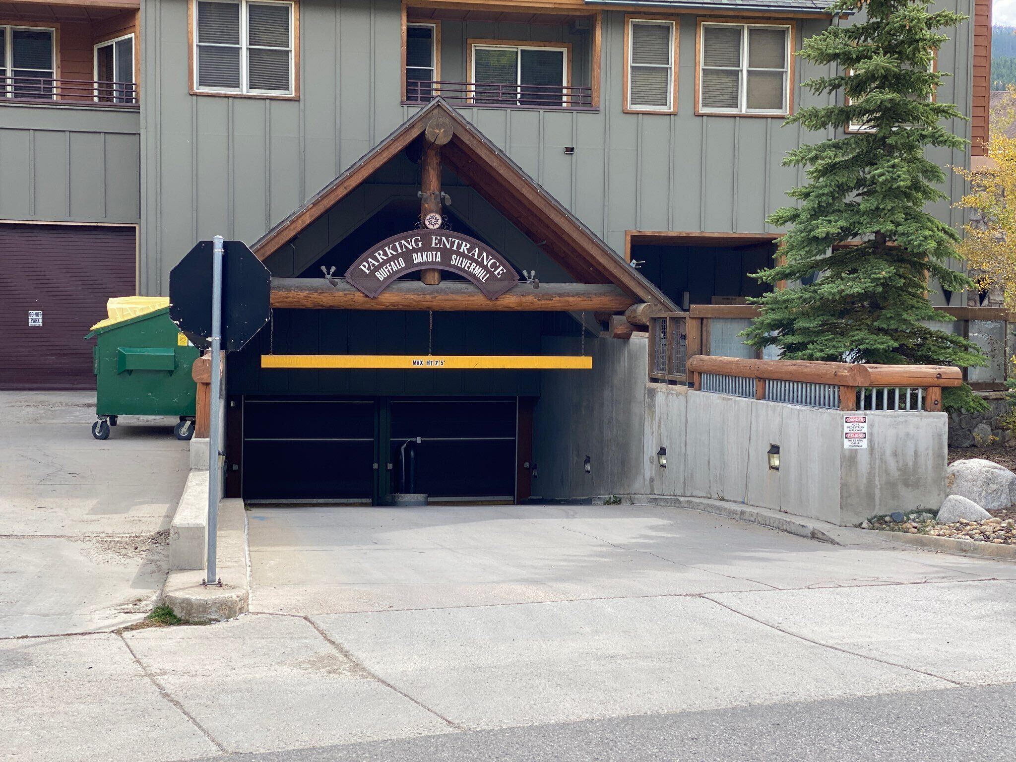 Une entrée d’immeuble avec une enseigne indiquant « ENTRÉE DU PARKING » et « BUFFALO SILVERMILL ».