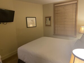 2 bedrooms, in-room safe, iron/ironing board, free WiFi