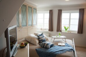 1 bedroom, WiFi, bed sheets - Holiday apartments with garden and terrace in an idyllic harbor town (Dagebüll-Kirche)