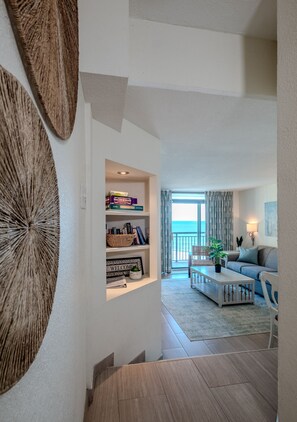 Smart-TV, DVD-spiller, bøker og musikkbibliotek