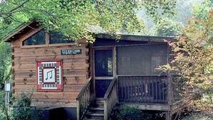 Eine Holzhütte mit einem Schild, auf dem 