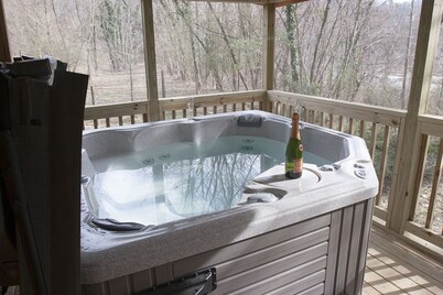 Romantic Cabin at Beautiful Lake Lure!