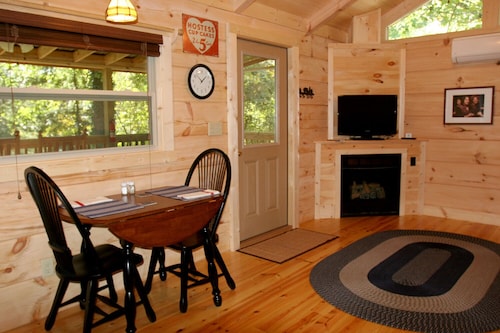 Romantic Cabin at Beautiful Lake Lure!
