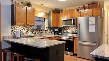 Coffee/tea maker, fridge, microwave, oven
