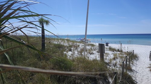 RIGHT on the BEACH, LOWER COTTAGE, 2BD2BA, X Large Deck, FREE Private Parking