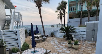 BEACH FRONT LOWER PRIVATE COTTAGE, 2BD2BA, X Large Deck, FREE Private Parking