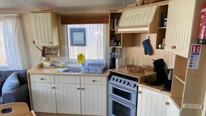Kaffetrakter/tekoker, kjøleskap, mikrobølgeovn og ovn