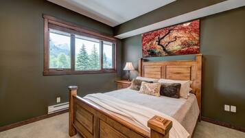 2 bedrooms, Egyptian cotton sheets, desk, iron/ironing board
