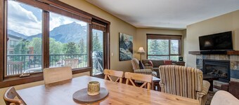 Canmore Luxury Condo - Panoramic Mountain Views - Prime Downtown Location