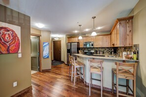 Fridge, microwave, oven, stovetop - Canmore Luxury Condo - Panoramic Mountain Views - Prime Downtown Location (Canmore)