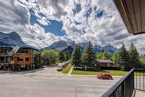 Property grounds - Canmore Luxury Condo - Panoramic Mountain Views - Prime Downtown Location (Canmore)