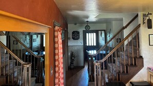 A staircase with wooden railings and a red wall. - 5-bedroom vacation home Mead,Co. /Easily access I-25 DenverBoulderFtCollinsEstes (Mead)