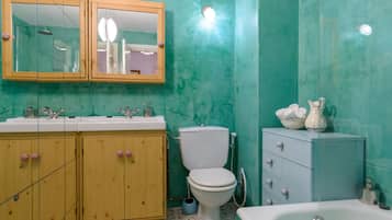 Ensemble douche/baignoire, sĂšche-cheveux, bidet, serviettes fournies