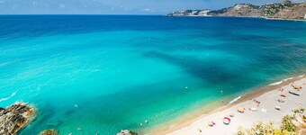 CENTRAL Almuñecar, BEACH is 2 minutes walk.