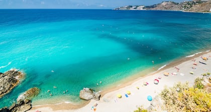 CENTRAL Almuñecar, BEACH is 2 minutes walk.