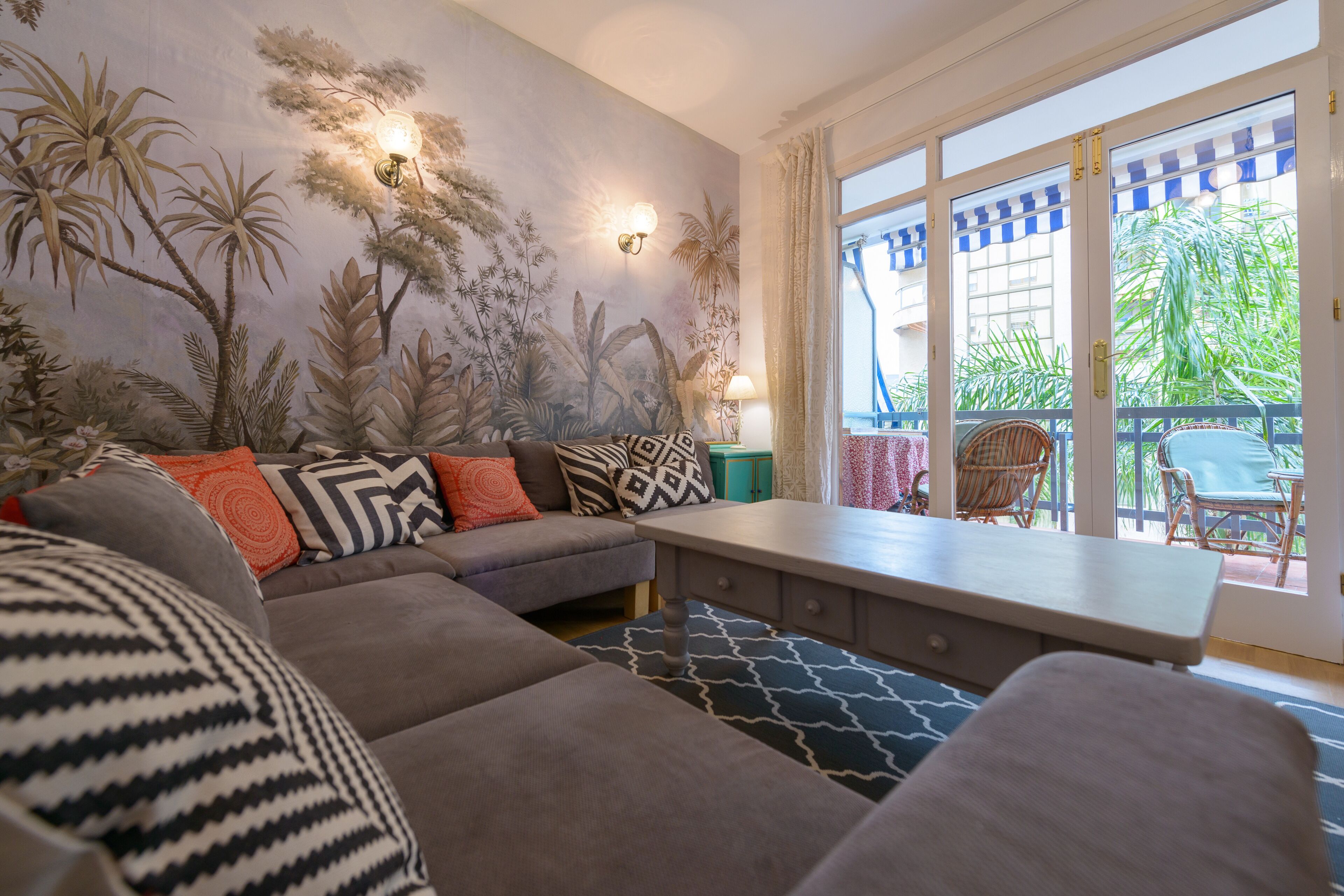 Een flatscreentelevisie, een dvd-speler en een filmbibliotheek