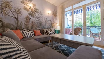 Een flatscreentelevisie, een dvd-speler en een filmbibliotheek