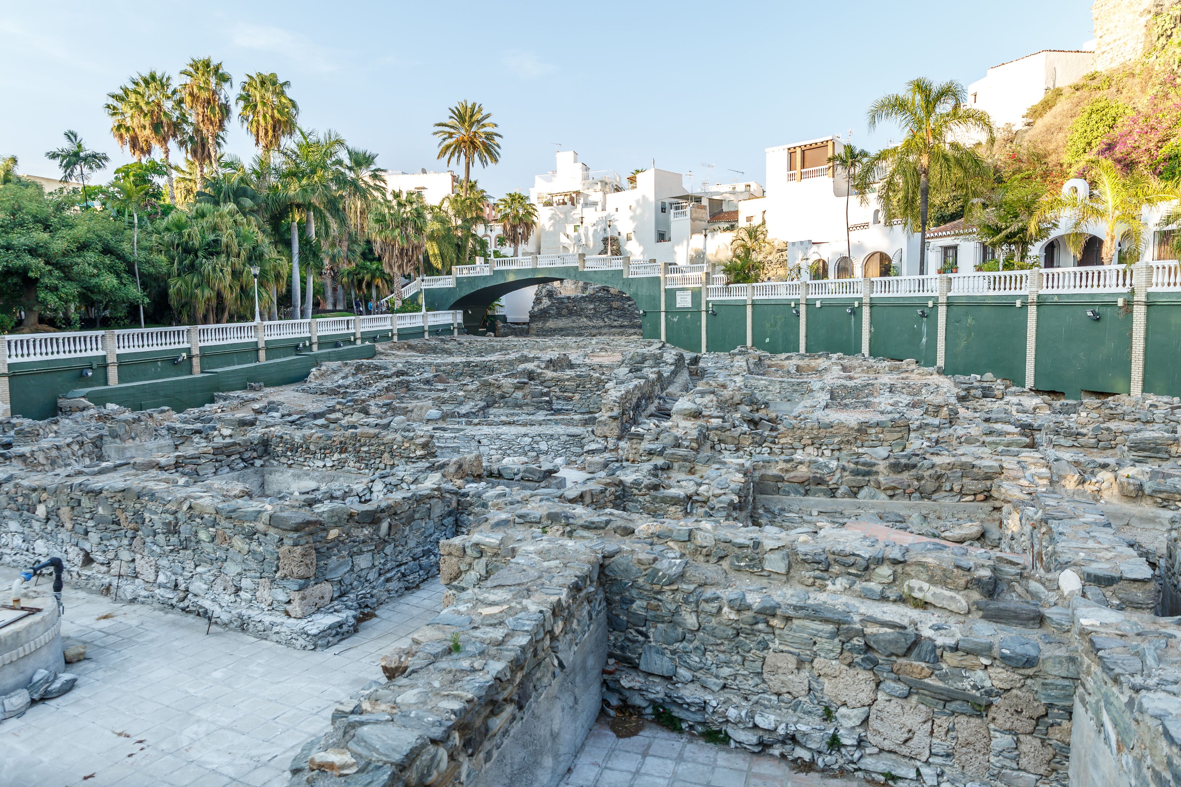 Des ruines antiques, avec des murs de pierre et un pont.