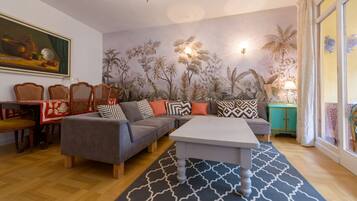 Een flatscreentelevisie, een dvd-speler en een filmbibliotheek