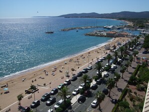 A coastal cityscape with a beach, marina, and urban area. - App front de mer fréjus plage (Fréjus)