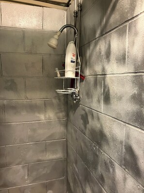 Een douche, een haardroger, handdoeken, zeep