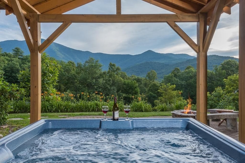 Sunset Ridge Cabin, Hot tub, Fire Pit, Mtn views, Easy Access, Wi-Fi, Private