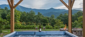 Sunset Ridge! Hot tub+Fire Pit+Grill, WiFi, Mtn Views, Easy Access, Nearby Town!