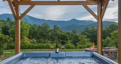 Sunset Ridge! Hot tub+Fire Pit+Grill, WiFi, Mtn Views, Easy Access, Nearby Town!