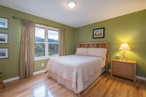 3 bedrooms, in-room safe, iron/ironing board, travel cot