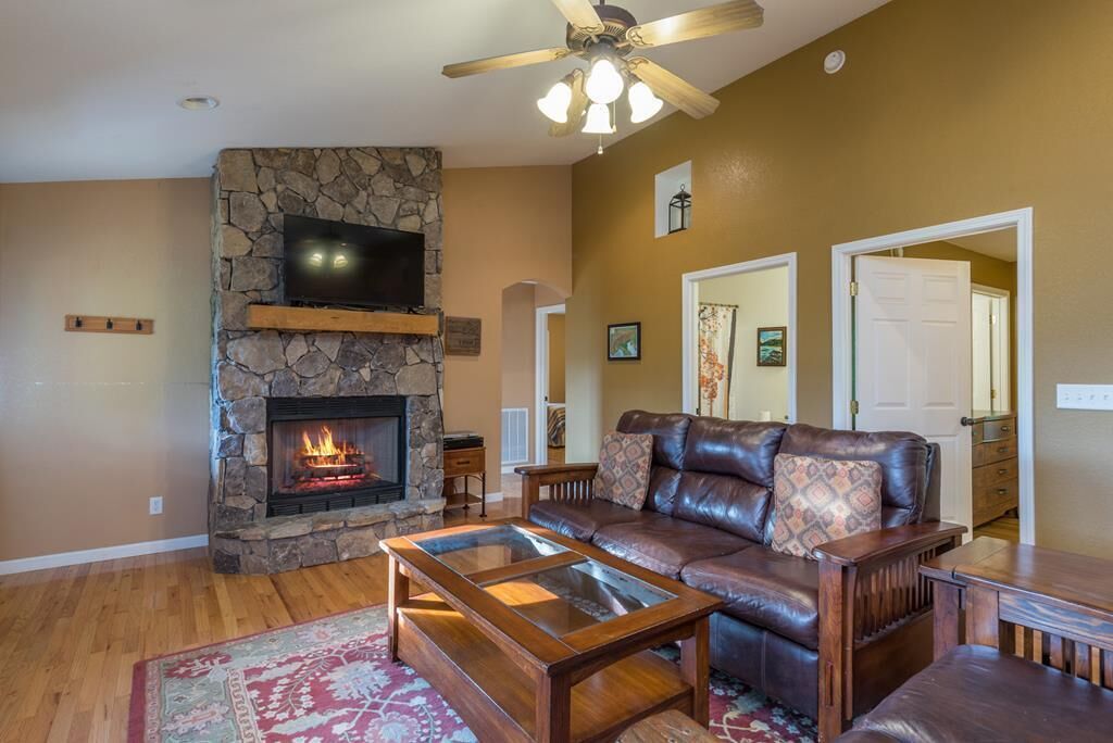 Sunset Ridge Cabin, Hot tub, Fire Pit, Mtn views, Easy Access, Wi-Fi, Private