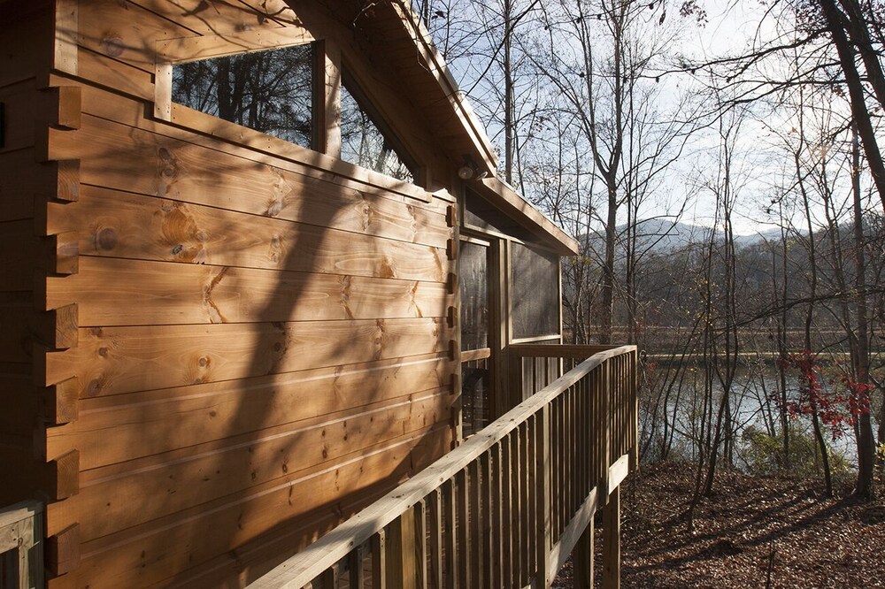 Romantic Cabin on Beautiful Lake Lure!